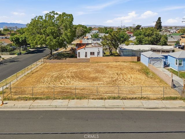 557 W Oldfield Street, Lancaster, CA 93534
