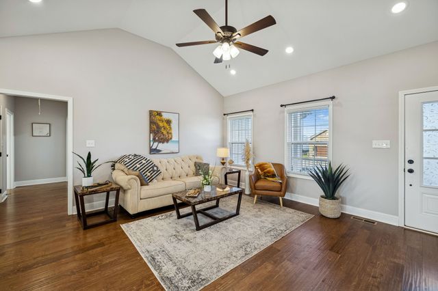 207 Bedford Ct, Hopkinsville, KY 42240