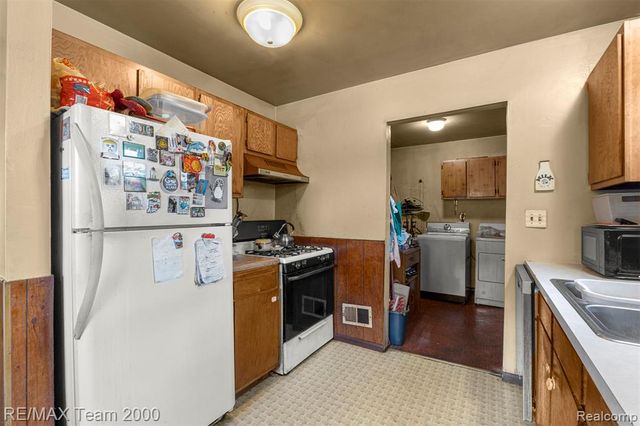 5622 Campbell Street, Dearborn Heights, MI 48125