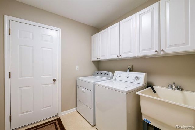 671 Woodhaven Drive, Commerce Twp, MI 48390