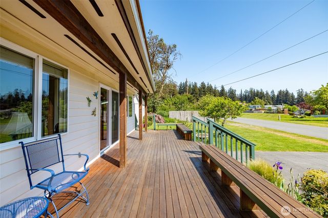 977 Moonraker Drive, Freeland, WA 98249