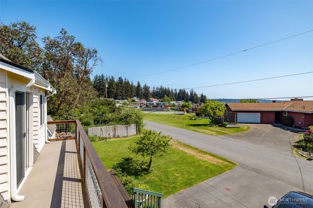 977 Moonraker Drive, Freeland, WA 98249