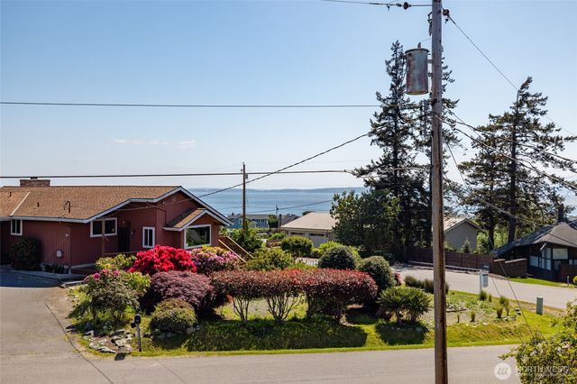 977 Moonraker Drive, Freeland, WA 98249