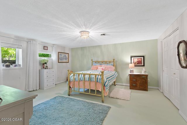 2615 E Melbourne Road, Springfield, MO 65804
