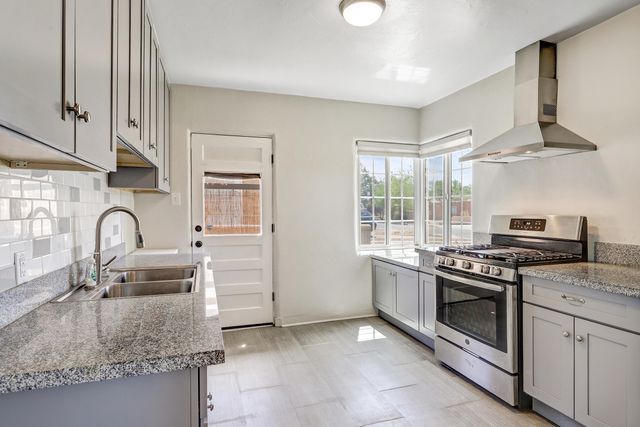 316 Washington Street NE, Albuquerque, NM 87108