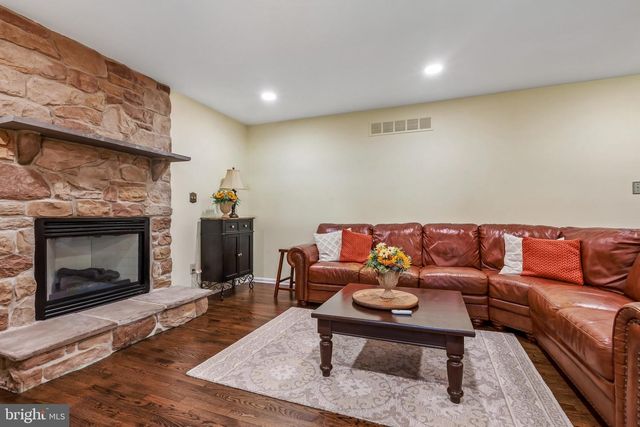 1 WOODMONT CT, Mantua, NJ 08051