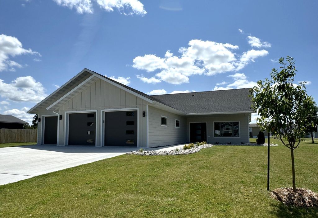 602 Lincoln Street SE, Warroad, MN 56763