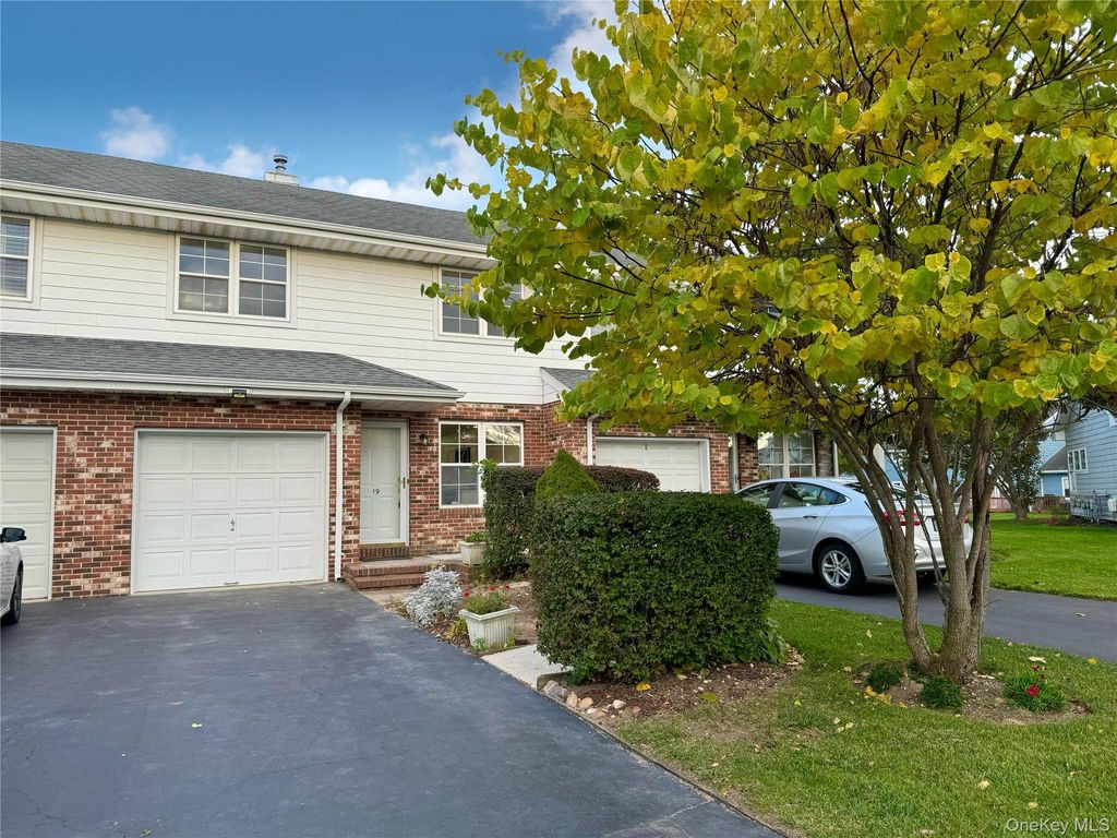 19 Broadlawn Drive 19, Central Islip, NY 11722