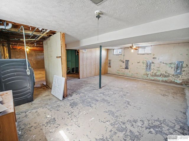 8346 Parker Court, Omaha, NE 68114