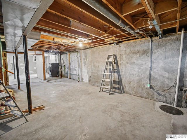 8346 Parker Court, Omaha, NE 68114