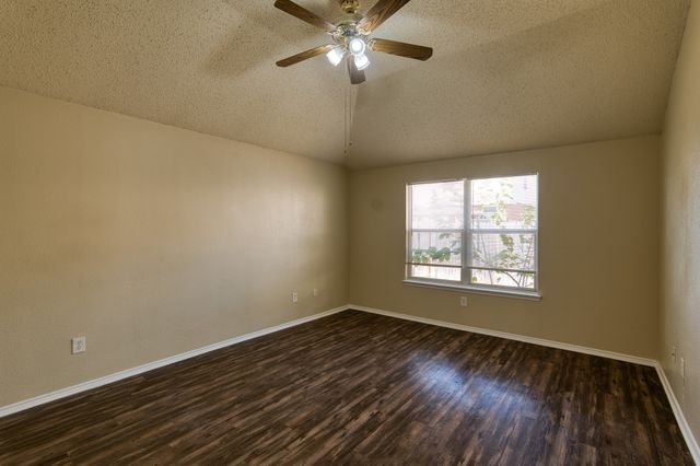 612 Pineview Lane, Fort Worth, TX 76140