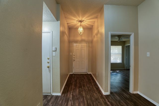 612 Pineview Lane, Fort Worth, TX 76140