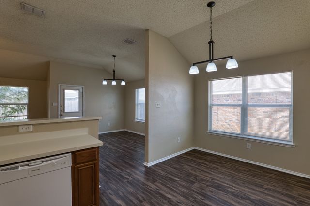 612 Pineview Lane, Fort Worth, TX 76140