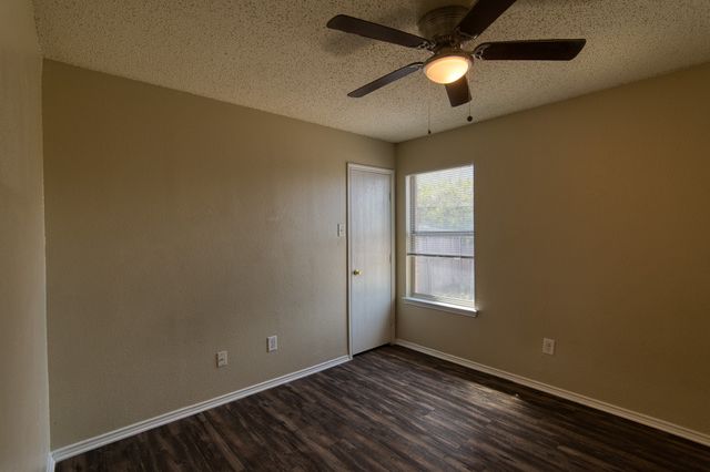 612 Pineview Lane, Fort Worth, TX 76140