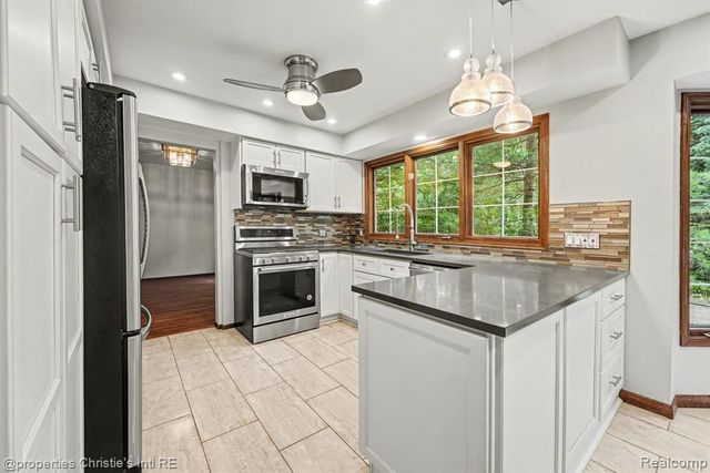 393 Eckford Circle, Troy, MI 48085