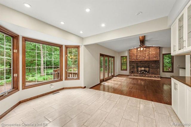 393 Eckford Circle, Troy, MI 48085