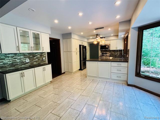 393 Eckford Circle, Troy, MI 48085