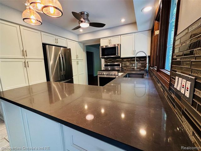 393 Eckford Circle, Troy, MI 48085