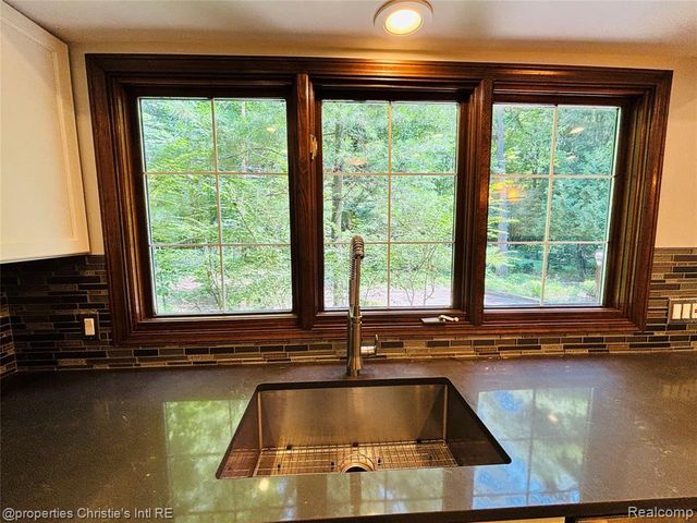 393 Eckford Circle, Troy, MI 48085
