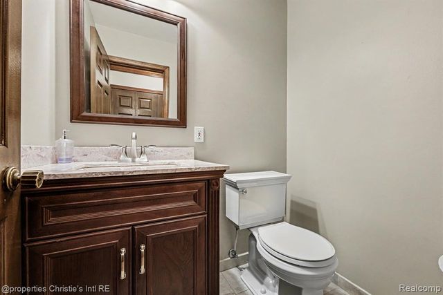393 Eckford Circle, Troy, MI 48085