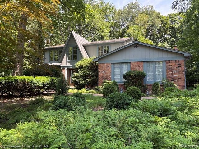393 Eckford Circle, Troy, MI 48085