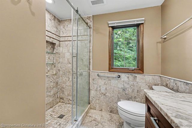 393 Eckford Circle, Troy, MI 48085
