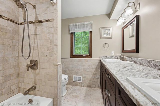 393 Eckford Circle, Troy, MI 48085