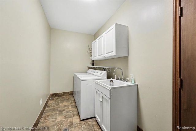 393 Eckford Circle, Troy, MI 48085