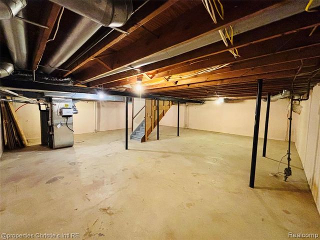 393 Eckford Circle, Troy, MI 48085