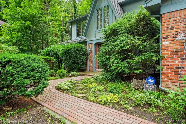 393 Eckford Circle, Troy, MI 48085