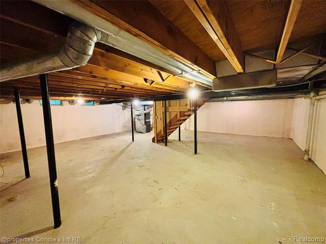 393 Eckford Circle, Troy, MI 48085