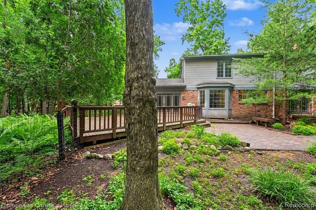 393 Eckford Circle, Troy, MI 48085