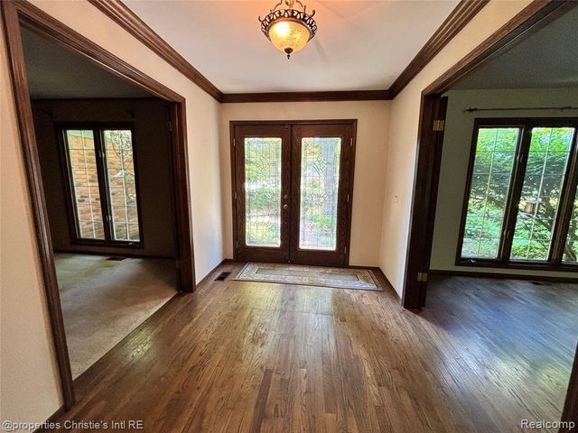 393 Eckford Circle, Troy, MI 48085