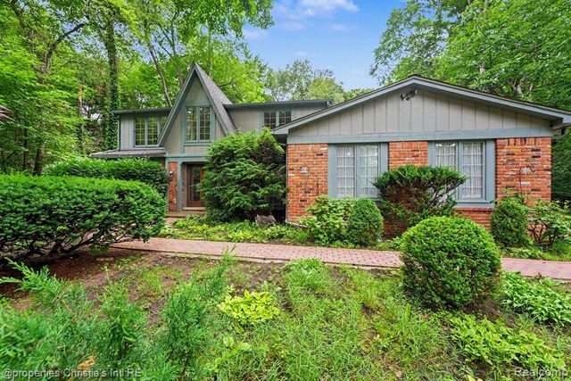 393 Eckford Circle, Troy, MI 48085