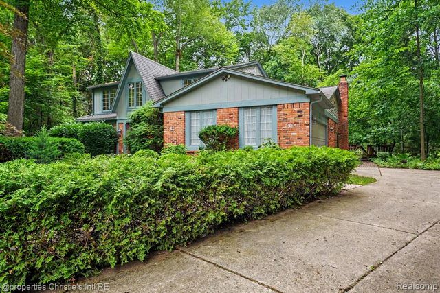 393 Eckford Circle, Troy, MI 48085
