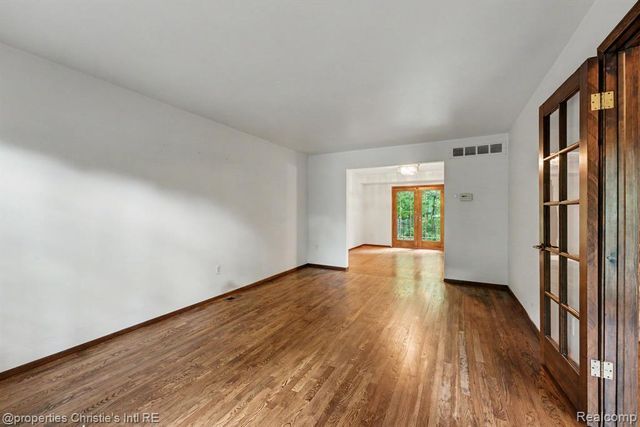 393 Eckford Circle, Troy, MI 48085
