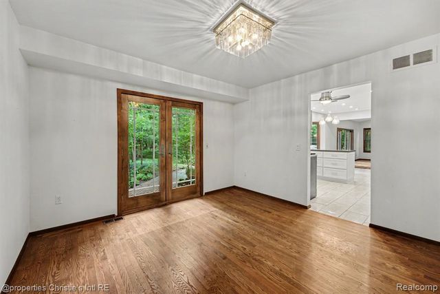 393 Eckford Circle, Troy, MI 48085