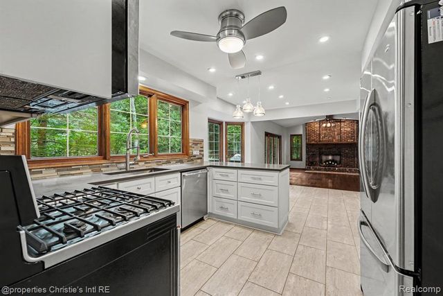 393 Eckford Circle, Troy, MI 48085