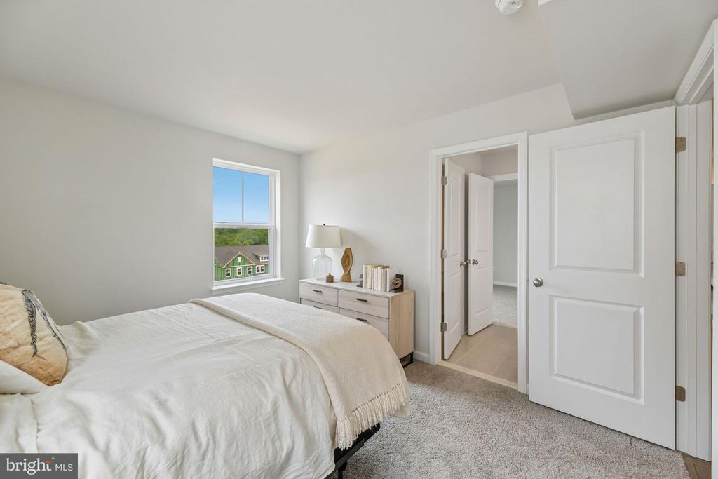 Image 19 of property listing at 9808 STONEHAVEN CT, Waldorf, MD 20601