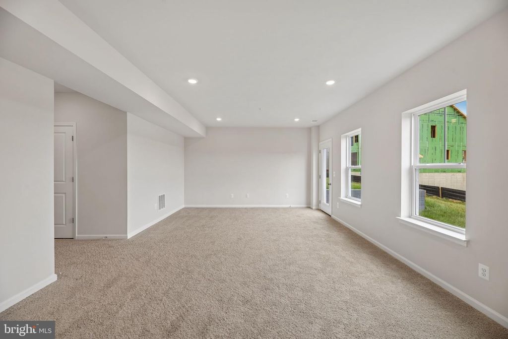 Image 2 of property listing at 9808 STONEHAVEN CT, Waldorf, MD 20601