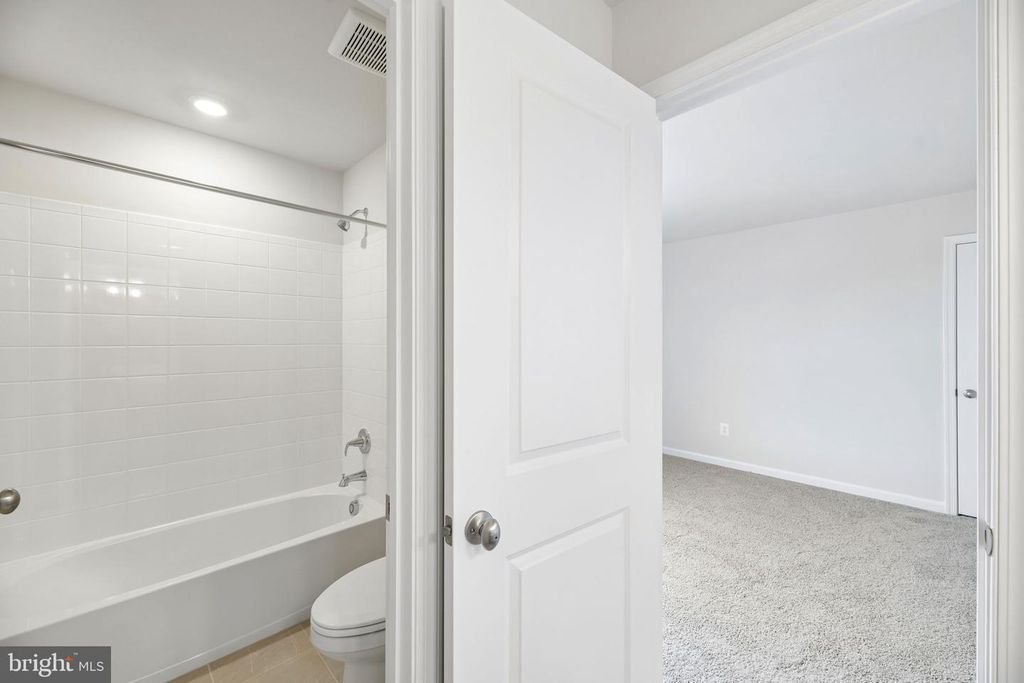 Image 22 of property listing at 9808 STONEHAVEN CT, Waldorf, MD 20601