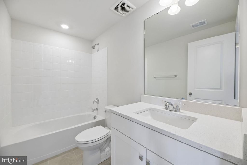 Image 3 of property listing at 9808 STONEHAVEN CT, Waldorf, MD 20601