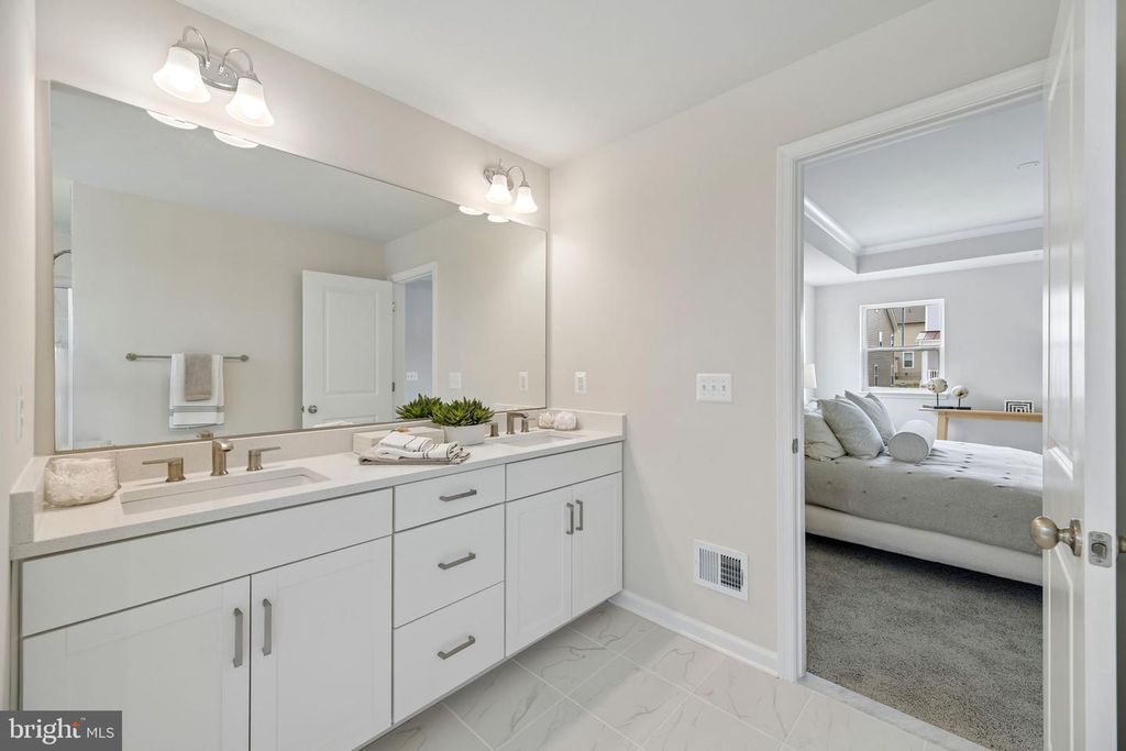 Image 5 of property listing at 9808 STONEHAVEN CT, Waldorf, MD 20601
