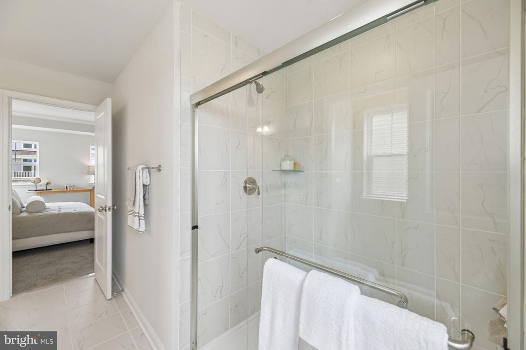 Image 6 of property listing at 9808 STONEHAVEN CT, Waldorf, MD 20601