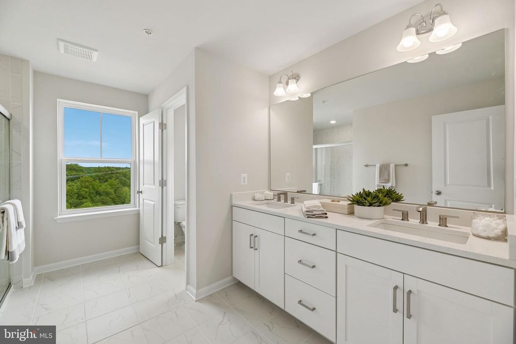 Image 7 of property listing at 9808 STONEHAVEN CT, Waldorf, MD 20601