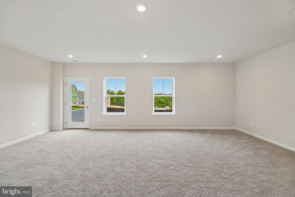 Image 71 of property listing at 9808 STONEHAVEN CT, Waldorf, MD 20601