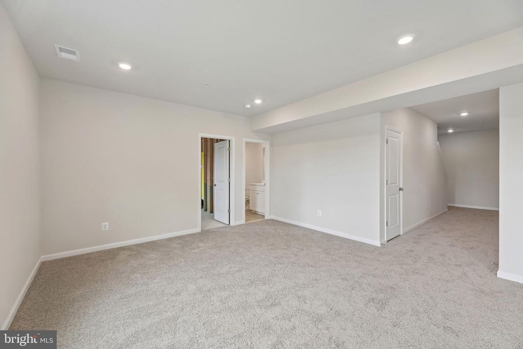 Image 73 of property listing at 9808 STONEHAVEN CT, Waldorf, MD 20601