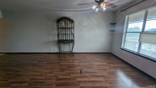911 Vance Jackson Rd Apt 203J, San Antonio, TX 78201