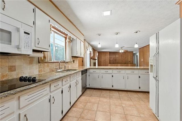 1609 Adrian Drive, Riverdale, GA 30296