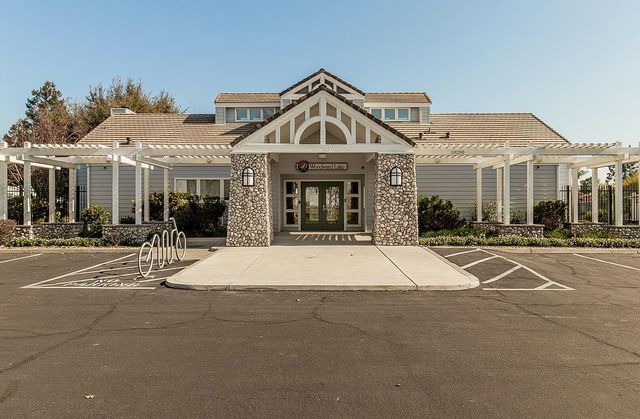 10781 N Windham Bay Circle, Fresno, CA 93730
